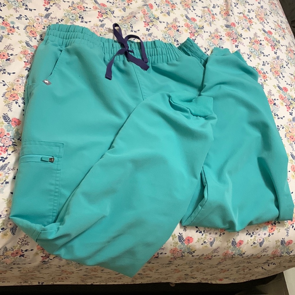 Figs Surgical green jogger scrub bottoms. Zamora size medium.